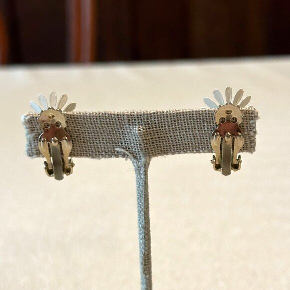 Vintage Daisy Clip-On Earrings Retro Floral Design Yellow & White Enamel Metal - Picture 9 of 11